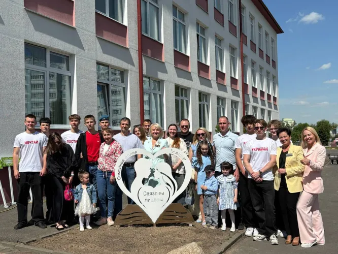 Корни преемственности. В Мозырском государственном областном лицее высадили семейную аллею «Наши»