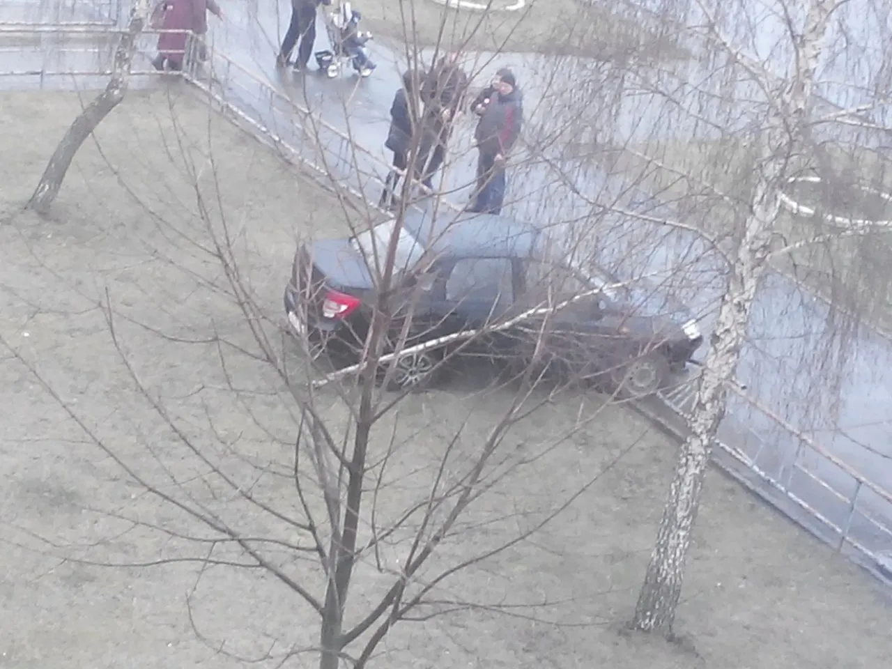 Водитель "Lada Granta" въехал в забор возле Давыдовского рынка