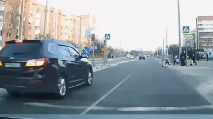 В Мозыре автомобиль едва не сбил детей на самокатах, водителя нашли и привлекли к ответственности