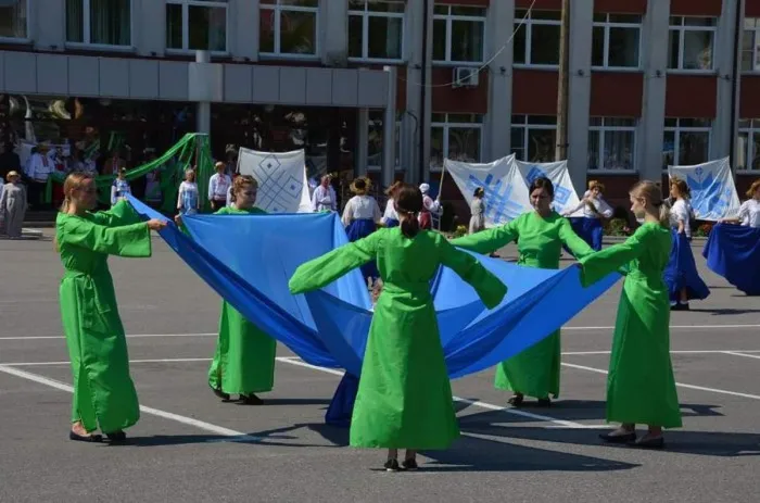 В городском поселке Корма проходит фестиваль «Льняная карусель»