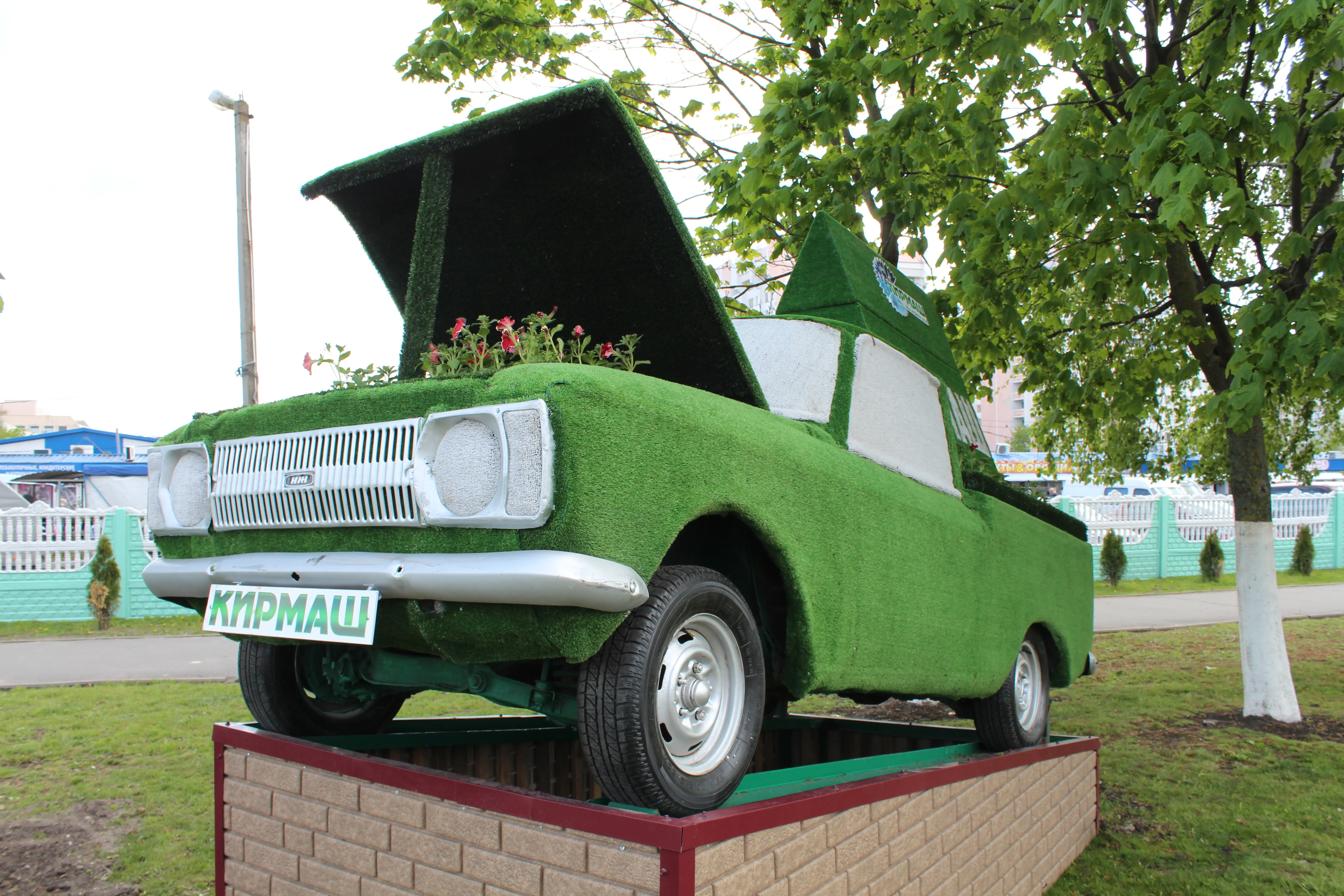 Необычный москвич припарковался у Давыдовского рынка