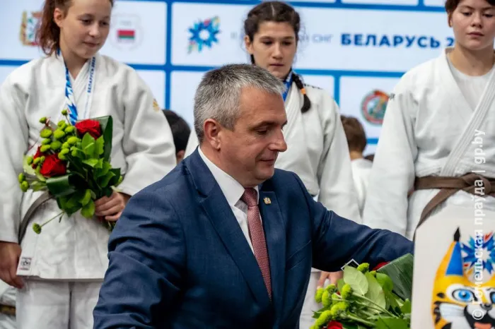 В награждении призеров командных соревнований в рамках II Игр стран СНГ принял участие губернатор Иван Крупко