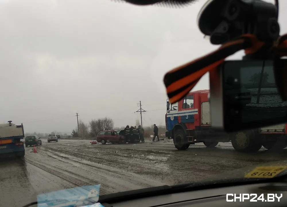 В Гомеле на объездной столкнулись Mitsubishi и Ford. Понадобилась помощь спасателей