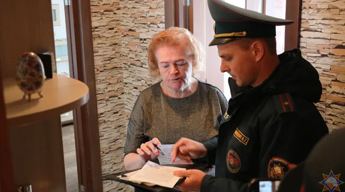 Визит безопасности. Спасатели Гомельской области посещают уязвимые адреса