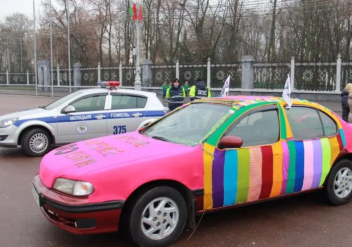 О смене шин напомнил одетый в вязаную одежду автомобиль