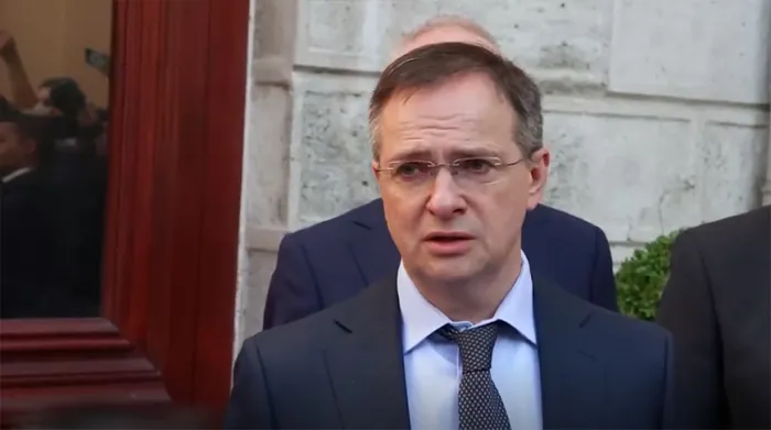 Мединский: РФ рассматривает переговоры как продолжение прерванного мирного процесса