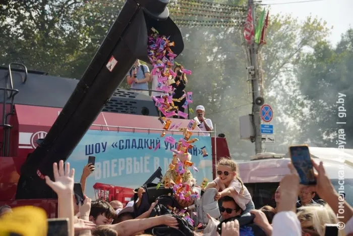 Сладкий урожай: на площади Ленина из комбайна сыпались конфеты