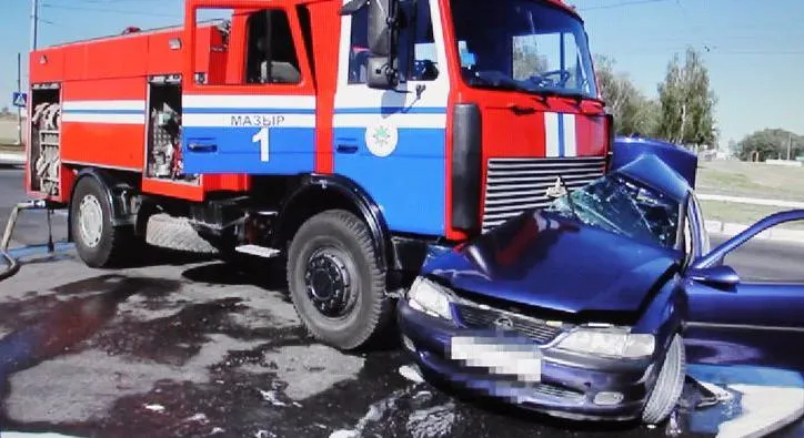 В Мозыре машина аварийно-спасательной службы столкнулась с «Опелем»