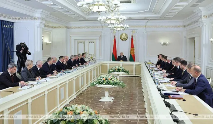 Лукашенко представили два варианта программы пятилетки, но без консенсуса. Какие вопросы ставит Президент? 