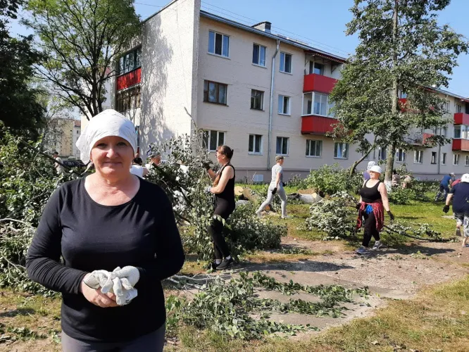 В Калинковичах к расчистке улиц после стихии активно подключились добровольные дружины