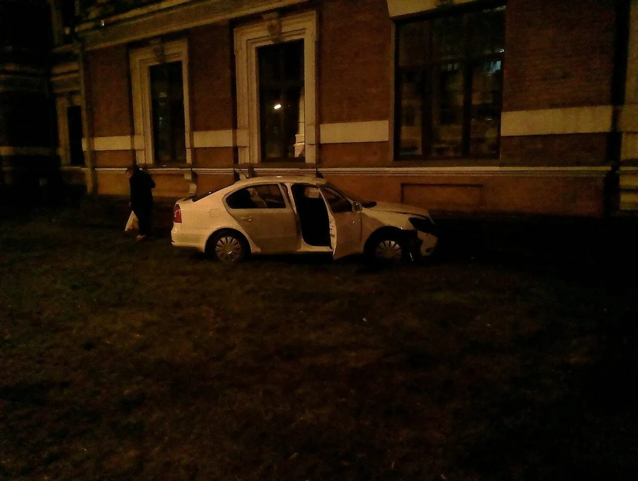 В Гомеле «Шкода» врезалась в университет транспорта