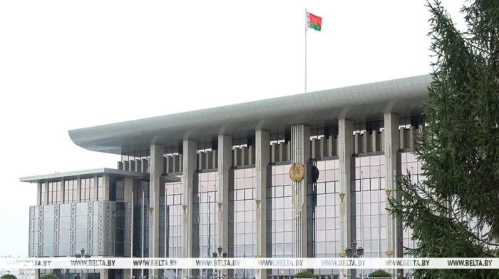 Лукашенко: выборы надо сделать как праздник, нам американское шоу не надо