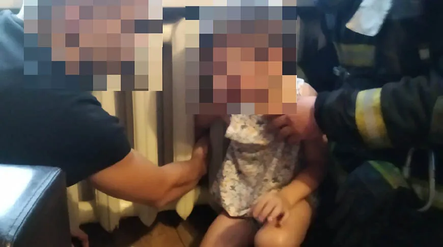 В Лельчицах спасатели помогли вытащить руку пятилетнего мальчика из батареи