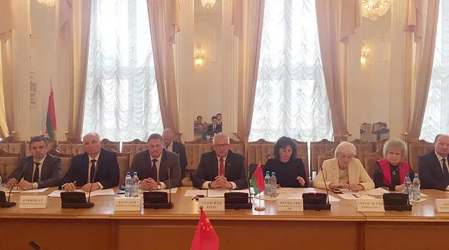 Синхронных переводчиков с китайского языка планируется обучать в Беларуси