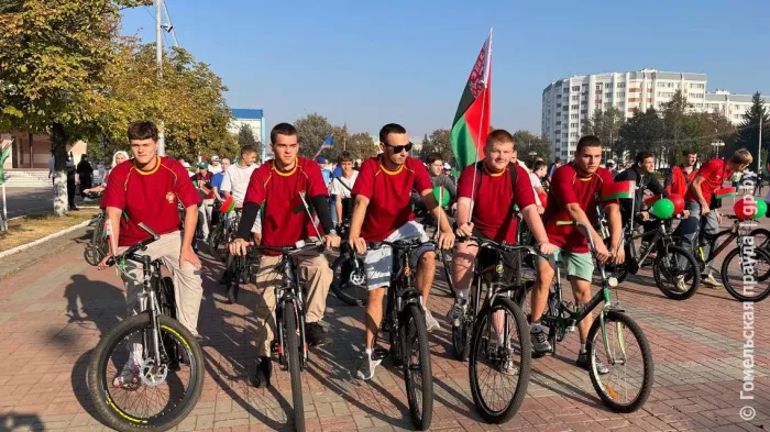 Крути педали и наслаждайся. Жители Калинковичей присоединились к велопробегу «В единстве сила»