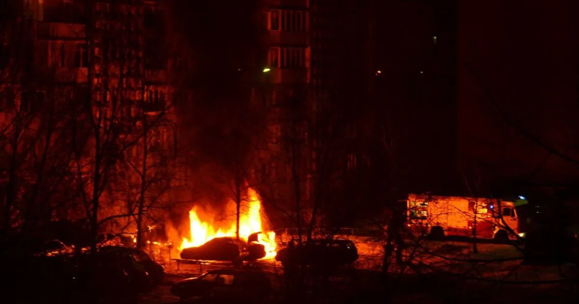 В Светлогорске ночью на парковке возле жилого дома сгорела «Ауди»