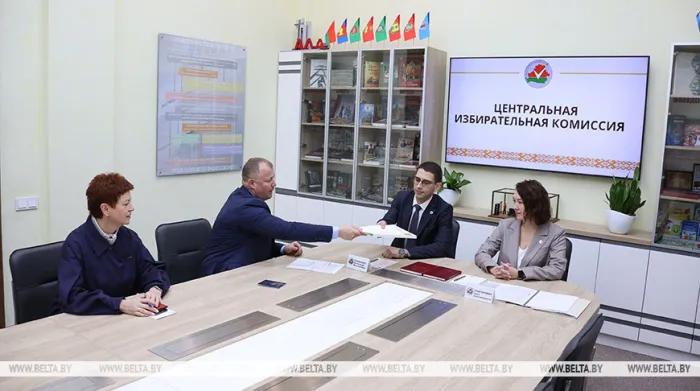 ЦИК принял документы для регистрации Хижняка кандидатом в Президенты Беларуси