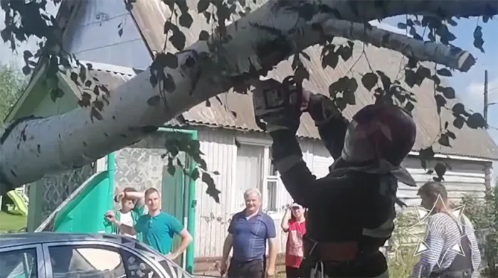 Спасатели продолжают ликвидировать последствия непогоды по всей стране 