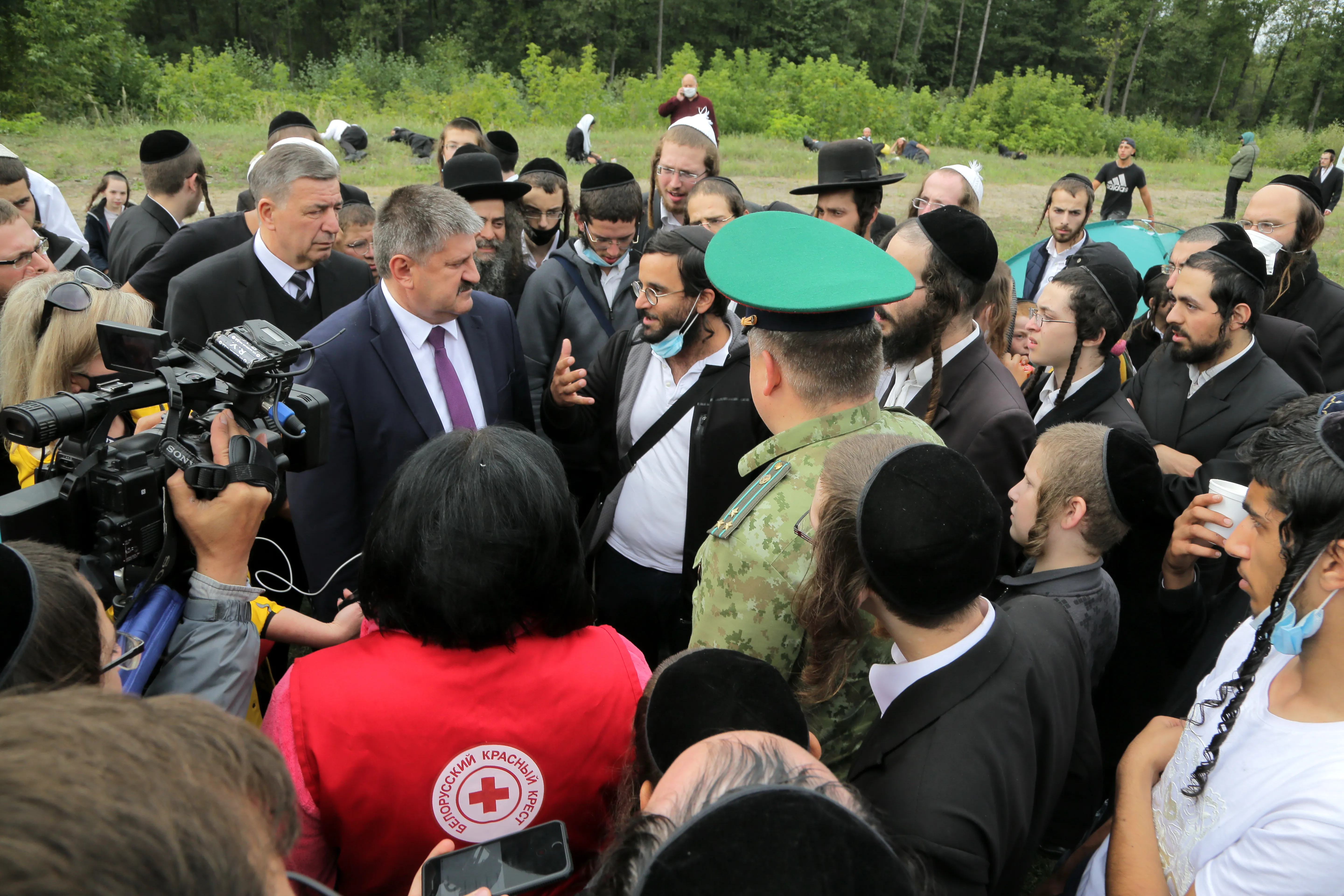 "Здесь сделаем праздник": на границе с Украиной застряли сотни паломников-хасидов