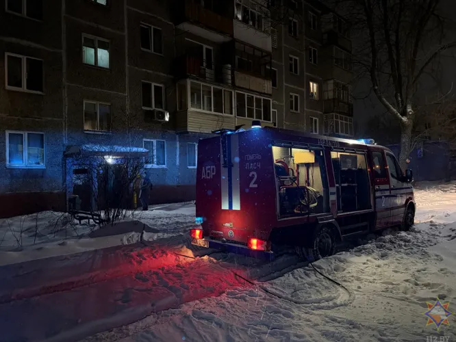 В Гомеле спасатели вынесли пенсионерку из горящей квартиры