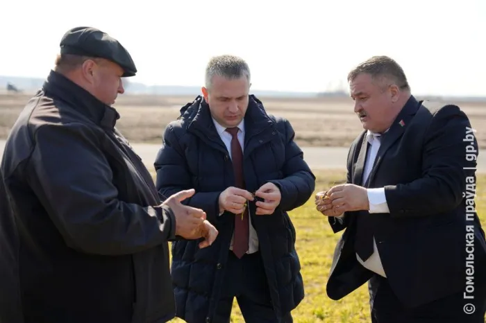 К посевной приступили, подкармливаем озимый ячмень: аграрии Калинковичского района рассказали губернатору о весенних полевых работах
