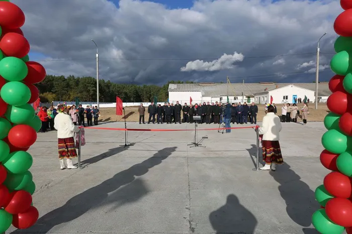 Современный молочно-товарный комплекс на более чем 800 голов КРС торжественно открыли сегодня в ОАО "Прудокское" Калинковичского района