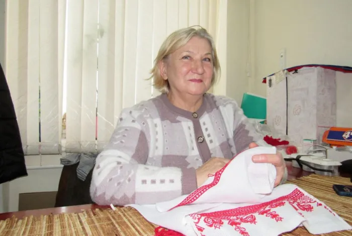 Елена Дергачева из Наровли рассказала о семье, золотой свадьбе, 106 розах и почему с детства любит рукодельничать