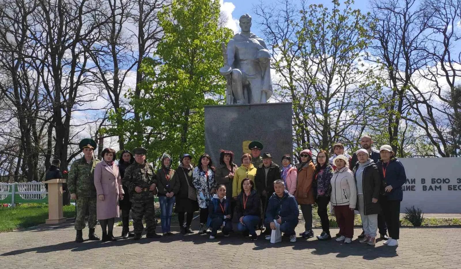 В Лоевском районе в преддверии Дня Победы побывала делегация ветеранов и журналистов из Республики Саха (Якутия)