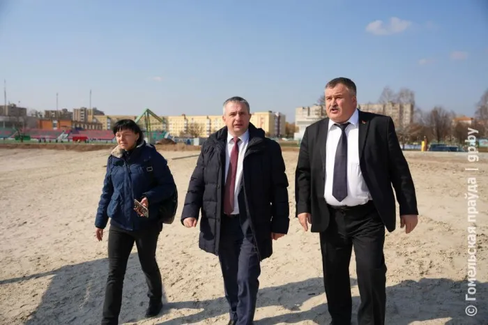 Спортсмены занимаются, а дети и пенсионеры отдыхают: реконструкцию в парке Калинковичей проинспектировал губернатор Иван Крупко