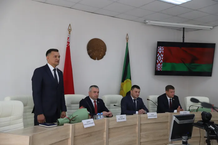 Депутаты Буда-Кошелевского районного Совета депутатов на 16-й внеочередной сессии утвердили Валентина Ундруля в должности председателя райисполкома