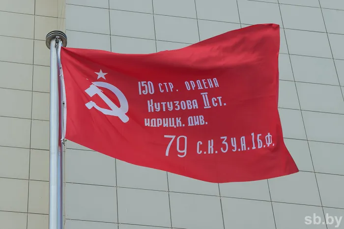 В Минске у здания посольства России прошла церемония поднятия Знамени Победы