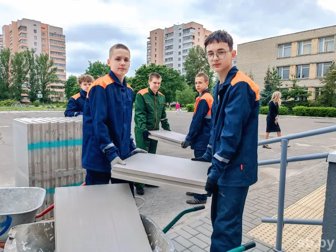 «Вот закончим наводить красоту и будем отдыхать». В гомельской школе работает необычный стройотряд