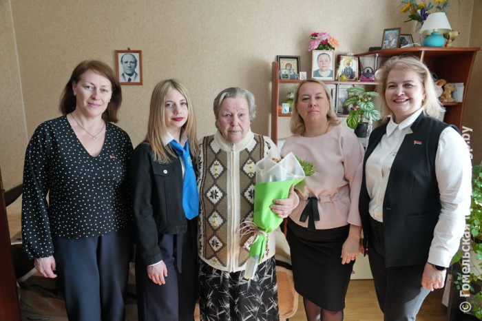 В Гомеле торжественно вручили матпомощь ко Дню Победы узнице концлагеря Полине Пьявкиной и труженику тыла Василию Федоренко