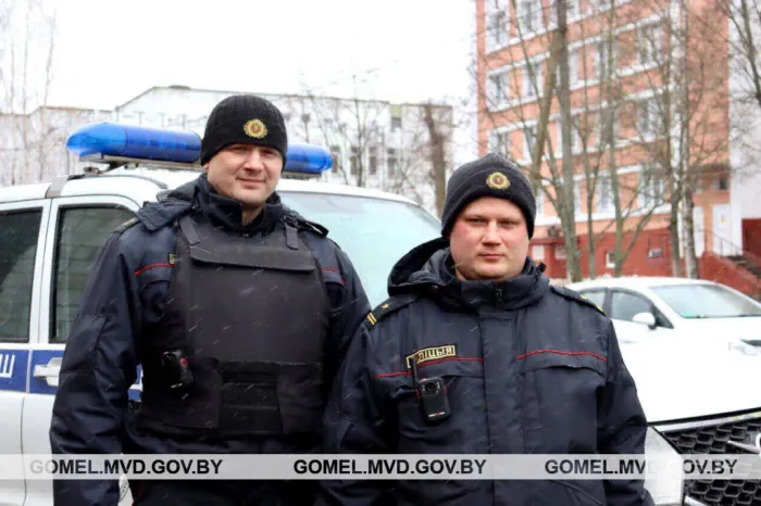 В Добруше милиционеры приехали искать телефон, а вытащили двоих пьяных мужчин из горящей бани