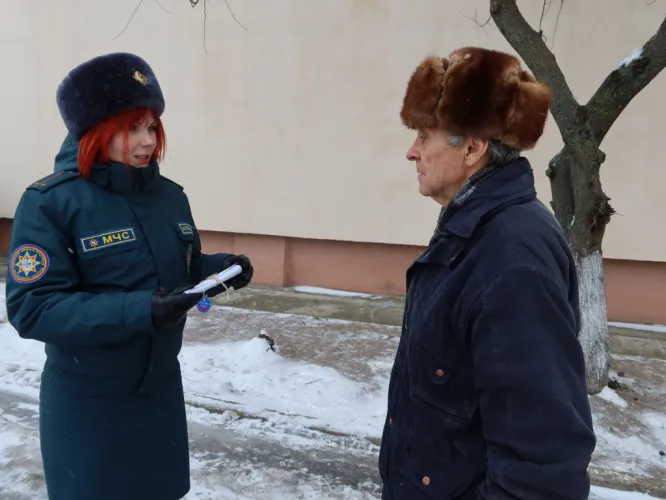 В Рогачевском районе сотрудники МЧС провели акцию, чтобы напомнить о правилах пользования петардами