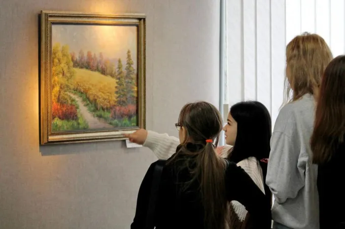 В ГГУ им. Скорины презентовали выставку картин уроженца Буда-Кошелевского района