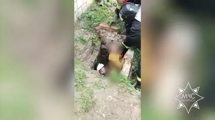 В Добруше спасатели вытащили пенсионерку, провалившуюся в технологический колодец