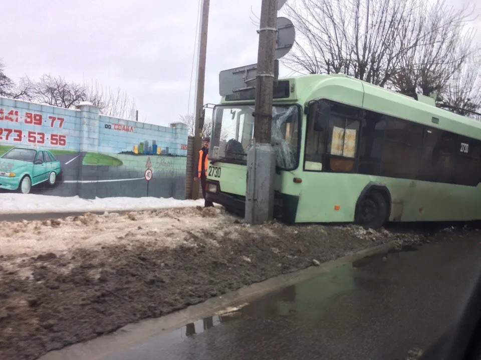Троллейбус врезался в столб на улице Б.Хмельницкого