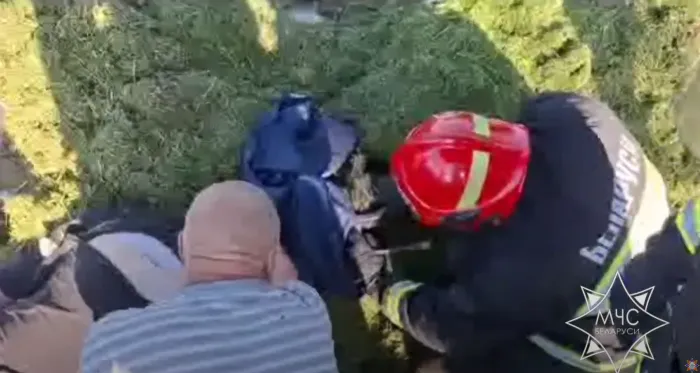В Гомельском районе спасатели оказали помощь мужчине, ногу которого зажало транспортером