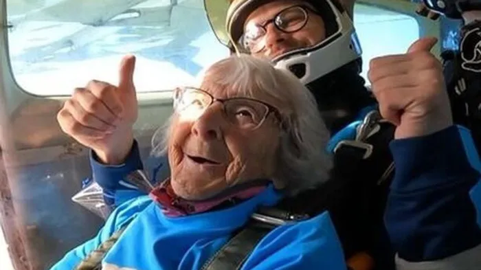 102-летняя британка совершила прыжок с парашютом ради благотворительности