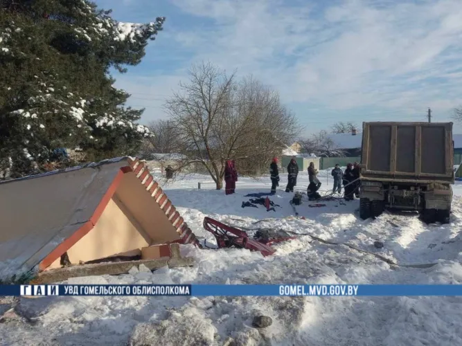 В Гомельском районе водитель грузовика врезался в остановку, есть пострадавший