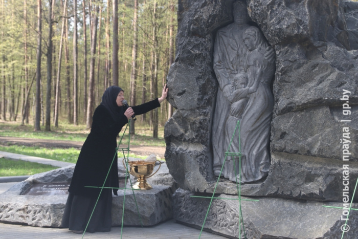У памятного знака жертвам геноцида в мемориальном комплексе «Партизанская криничка» перезахоронили останки 47 человек, расстрелянных в годы Великой Отечественной войны 