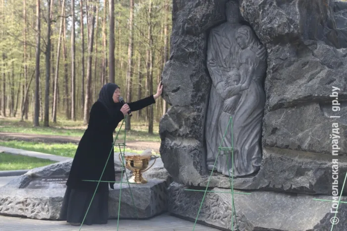 У памятного знака жертвам геноцида в мемориальном комплексе «Партизанская криничка» перезахоронили останки 47 человек, расстрелянных в годы Великой Отечественной войны 