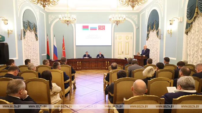 Головченко: Беларусь предлагает Санкт-Петербургу новые модели пассажирской и коммунальной техники