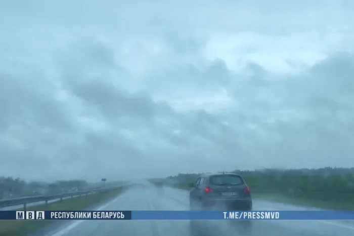 В ГАИ напомнили, как вести себя при дожде и сильном ветре