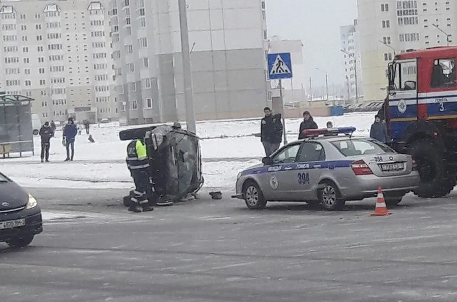 Фотофакт: в микрорайоне «Хутор» перевернулся «Лексус»