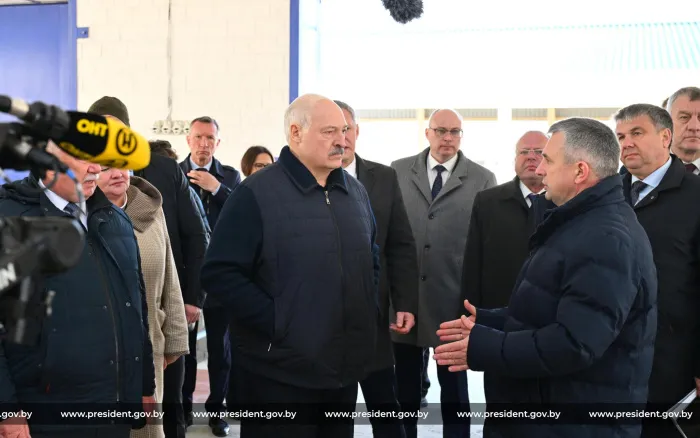 Малые районы сильны своей землей: Александр Лукашенко посетил Наровлянский район
