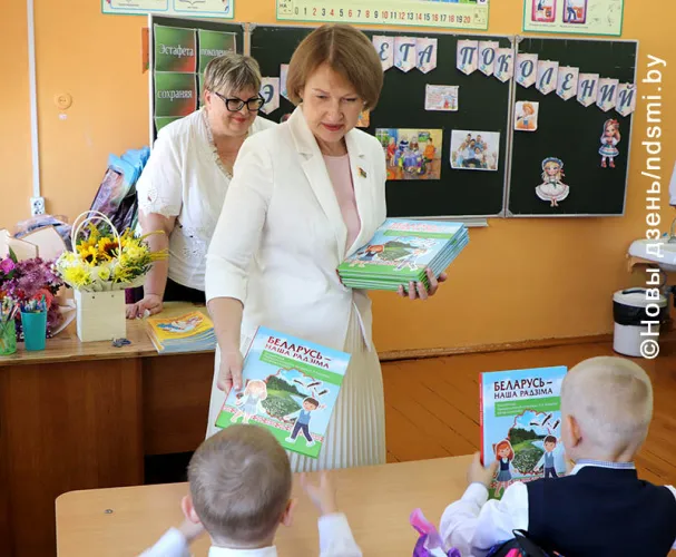 Член Совета Республики, председатель областного Совета депутатов Екатерина Зенкевич приняла участие в школьной линейке в Стрешине