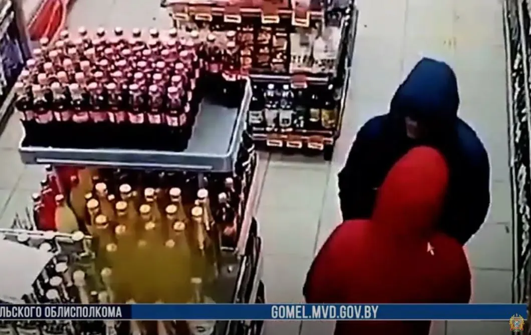 Два гомельчанина вынесли спиртное и кофе из магазина в Чечерском районе