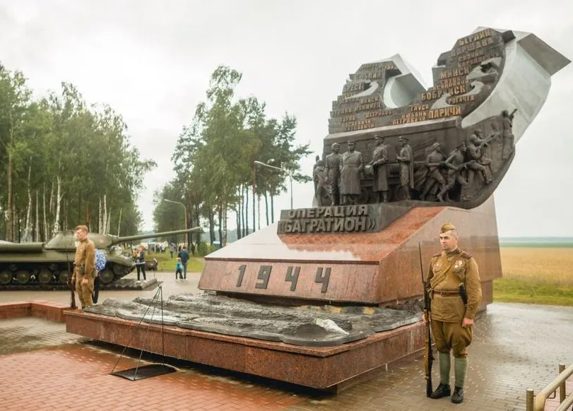 На Гомельщине прошел автомотопробег "Факел Победы", посвященный 75-й годовщине начала операции Багратион
